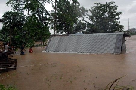 Sulsel Dilanda Banjir, Suplai Air Bersih untuk Warga Terhenti