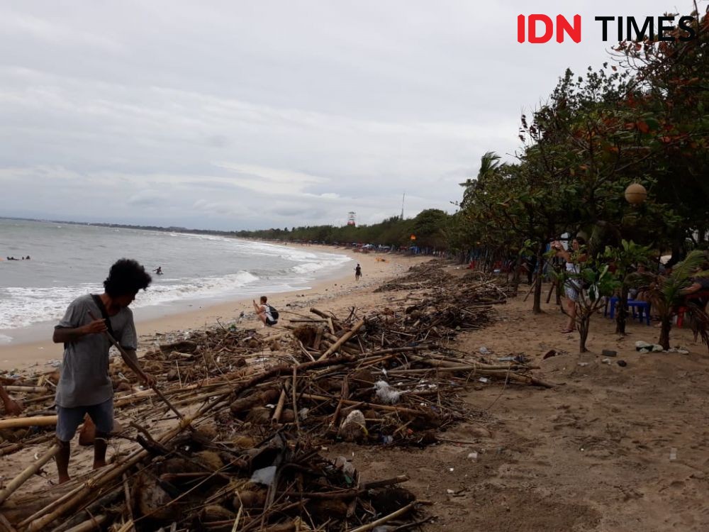 [Foto] Selamat Datang di Pantai Kuta, Jangan Kaget Ada Sampah Kiriman