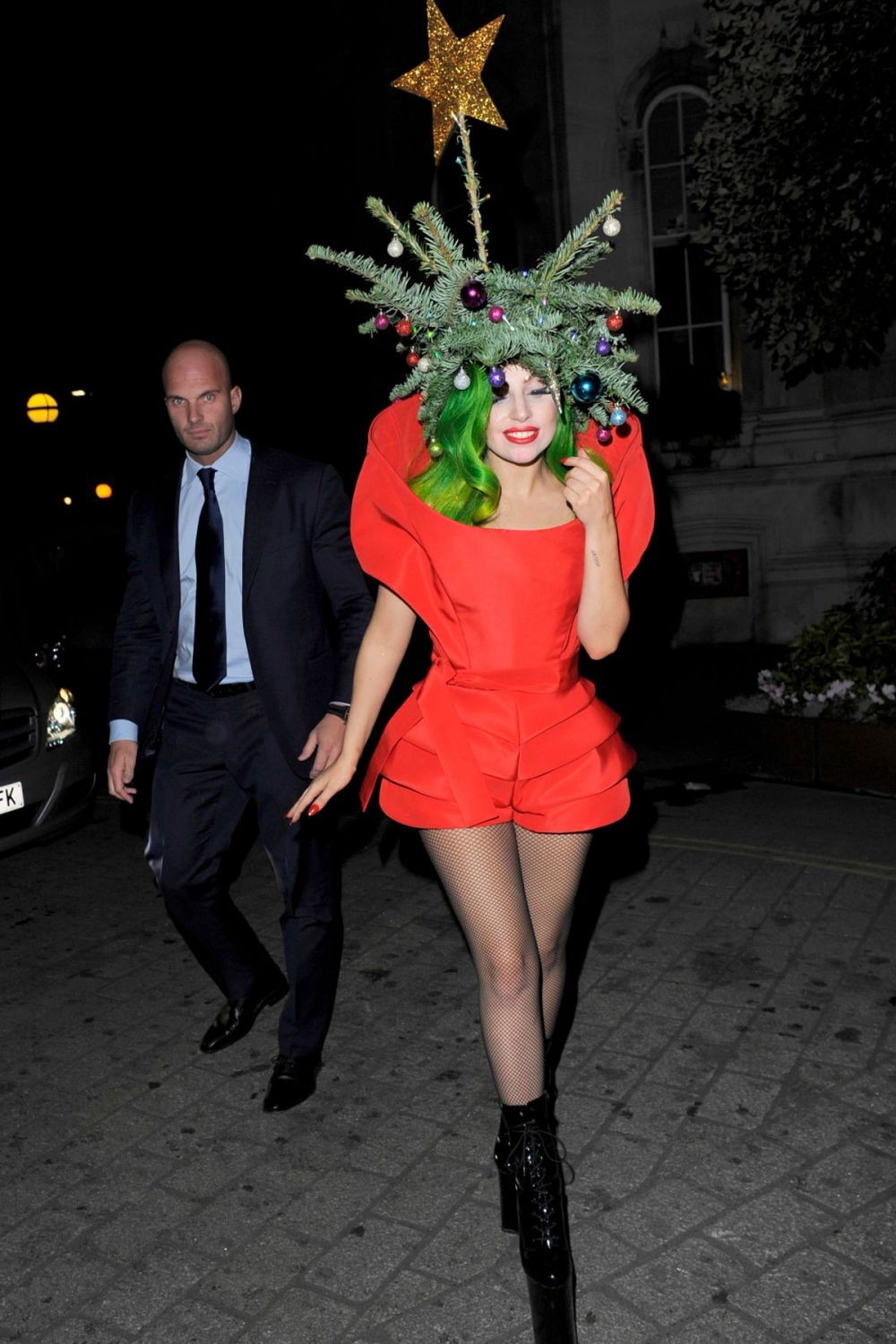 Gaun Daging hingga Pohon Natal, 12 Evolusi Gaya Lady Gaga yang Unik!