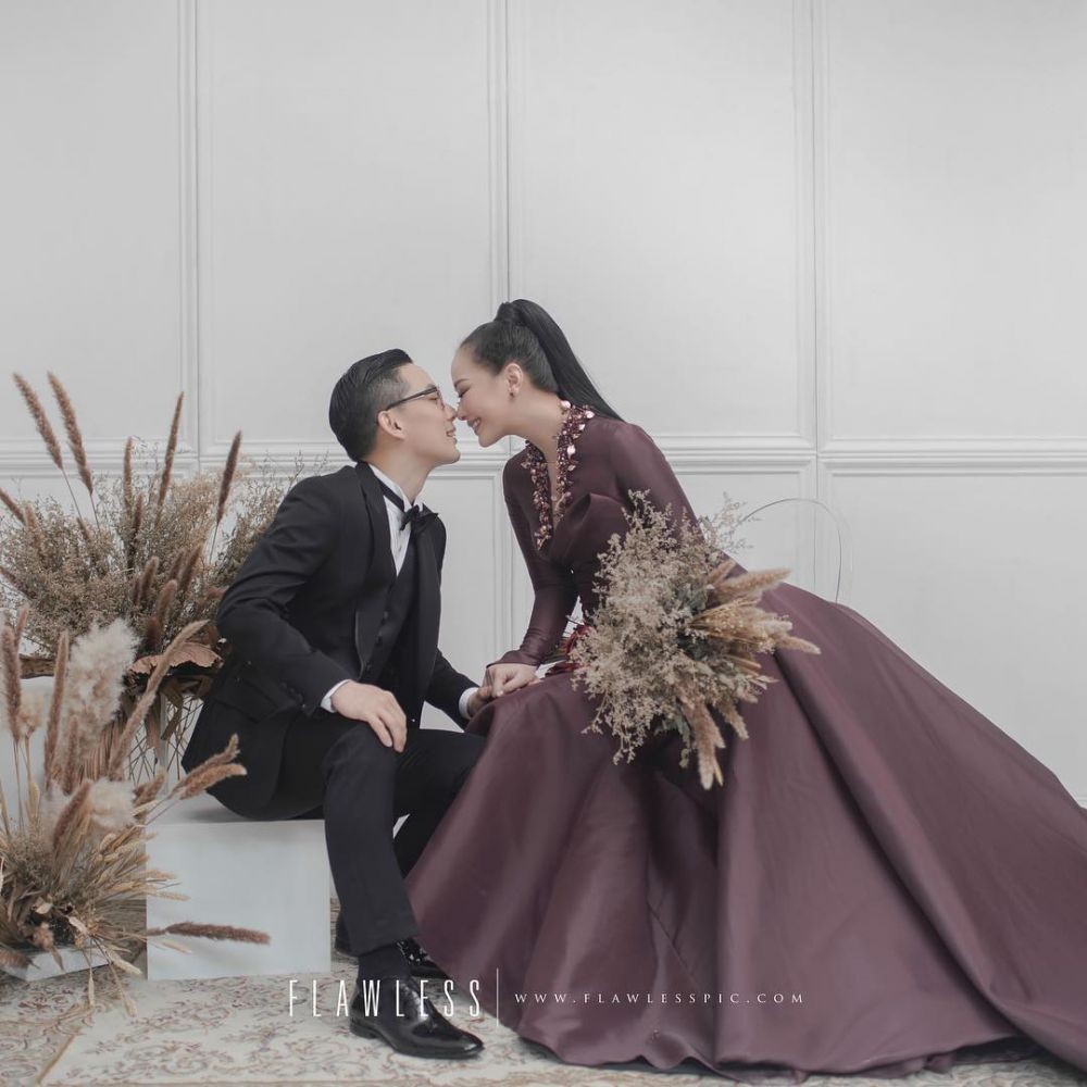 Segera Menikah 10 Potret Romantis Prewed Yuanita Tunangannya