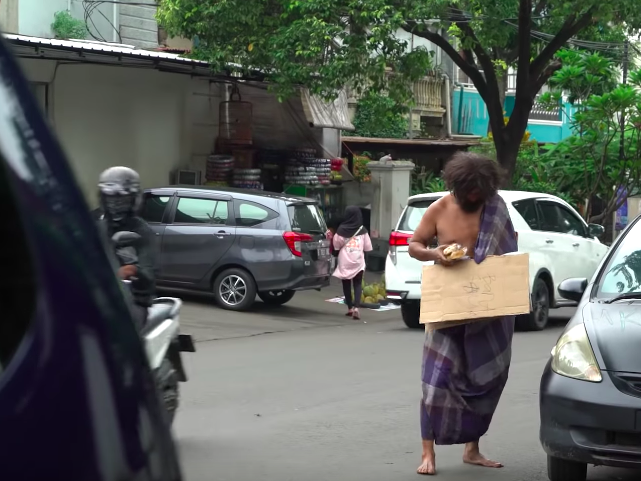 10 Penampilan Baim Wong Jadi 'Orang Gila' Bagi-bagi Duit di Jalanan