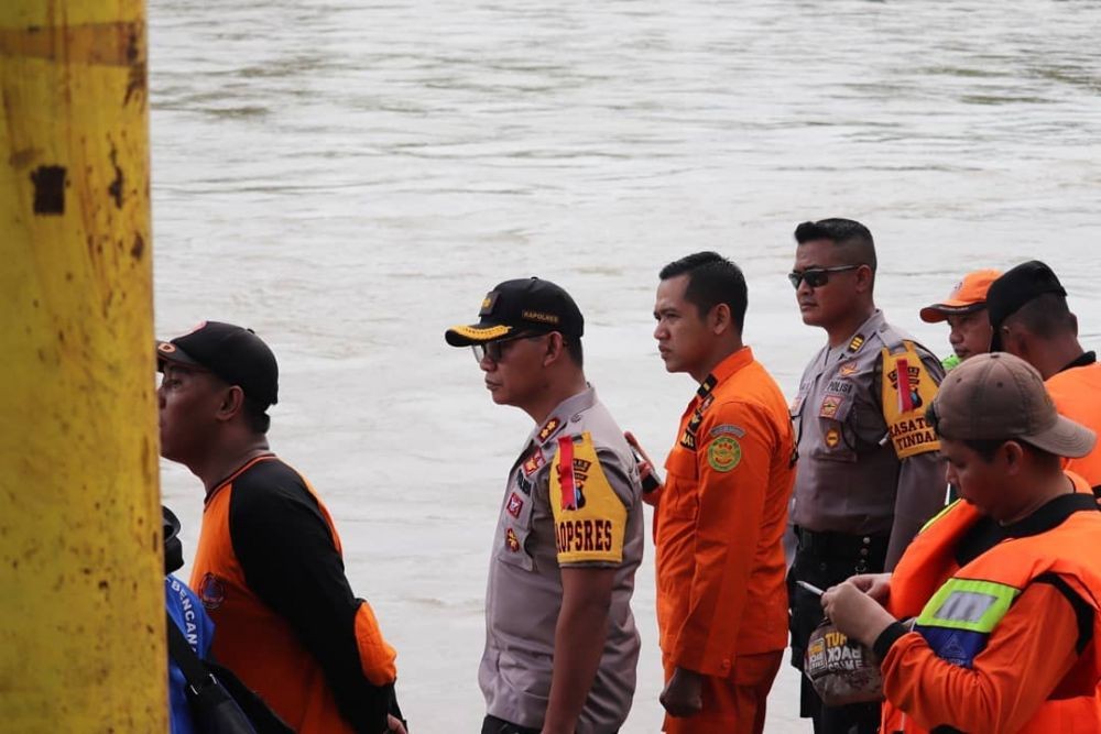 Mobil Asal Surabaya Tenggelam di Sungai Brantas, 3 Penumpang Hilang