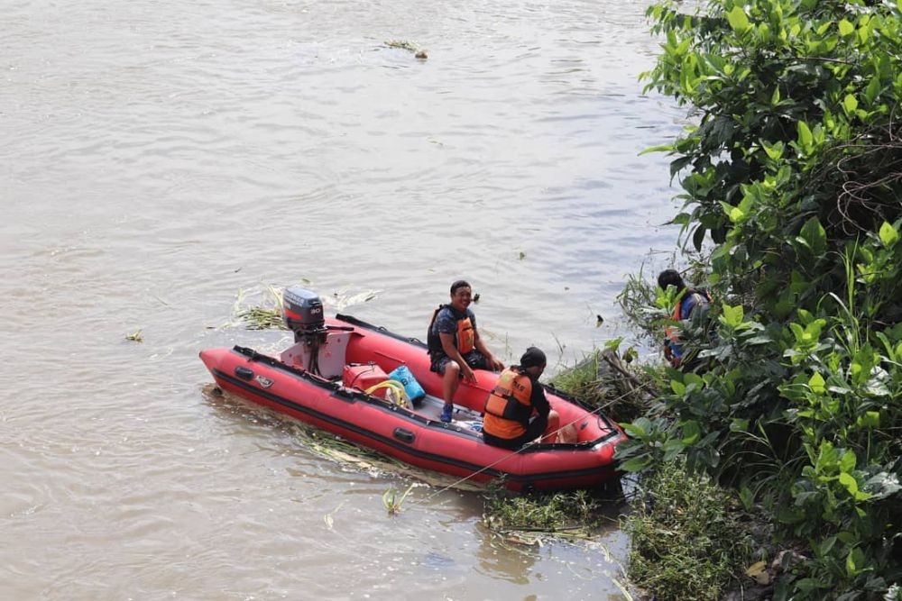 Mobil Asal Surabaya Tenggelam di Sungai Brantas, 3 Penumpang Hilang