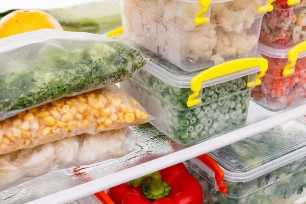 5 Kesalahan Saat Menyimpan Makanan di Kulkas, Bisa Bikin Sakit Lho!