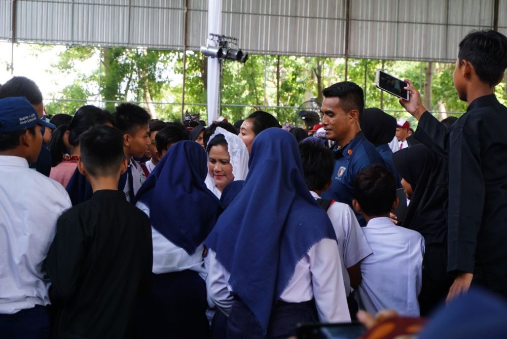 Iriana Jokowi Ajak Siswa di Banyuwangi Bangga Gunakan Bahasa Daerah