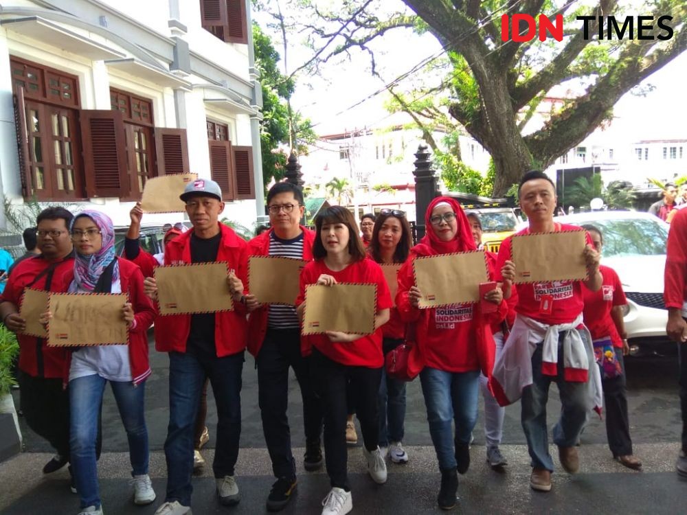 PSI Gelar Aksi Sobek Amplop Cokelat di Depan Gedung DPRD Kota Malang