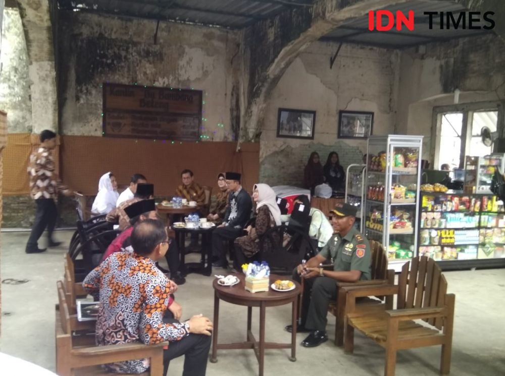 Datang ke Benteng Van den Bosch Ngawi, Jokowi Ngopi Rp8 ribu