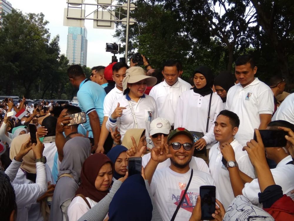 Momen Prabowo Berswafoto Bersama Titiek Soeharto Saat Ikut Jalan Sehat