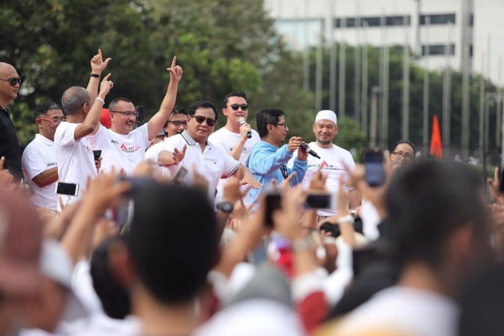 Momen Prabowo Berswafoto Bersama Titiek Soeharto Saat Ikut Jalan Sehat