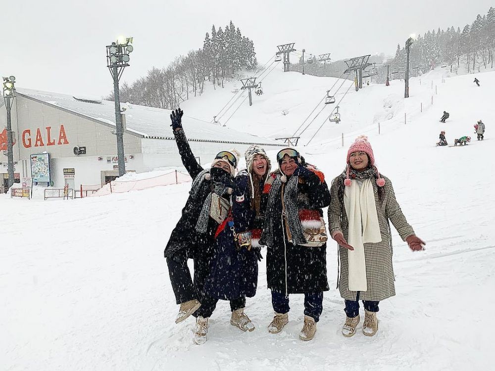 Nikmati Salju Pertama, Momen Liburan Via Vallen dan Keluarga di Jepang
