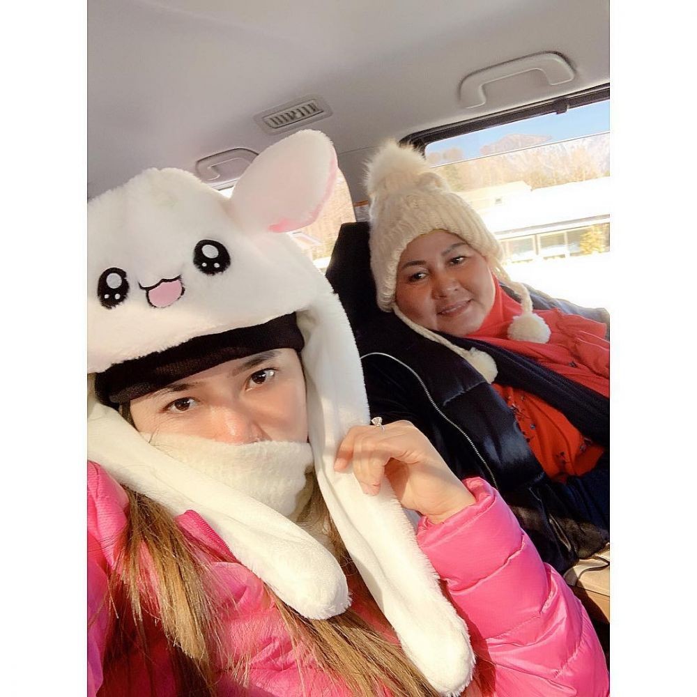 Nikmati Salju Pertama, Momen Liburan Via Vallen dan Keluarga di Jepang