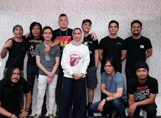 10 Momen Seru Dul Jaelani Menggantikan Ayah Tercinta di Konser Dewa 19