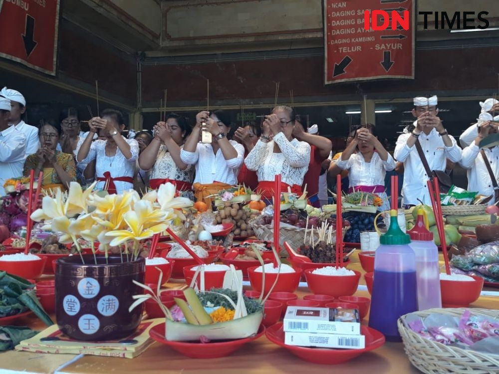 [Foto] Unik, Pedagang Pasar di Denpasar Ritual Barongsai Jelang Imlek