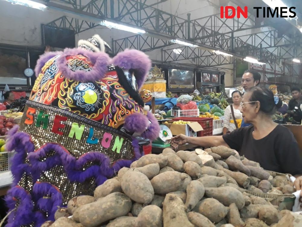 [Foto] Unik, Pedagang Pasar di Denpasar Ritual Barongsai Jelang Imlek