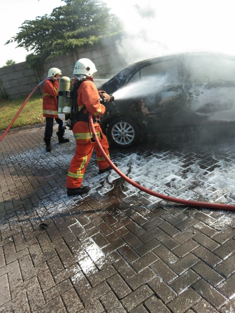 Usai Diservis, Sebuah Mobil di Surabaya Ini Malah Terbakar