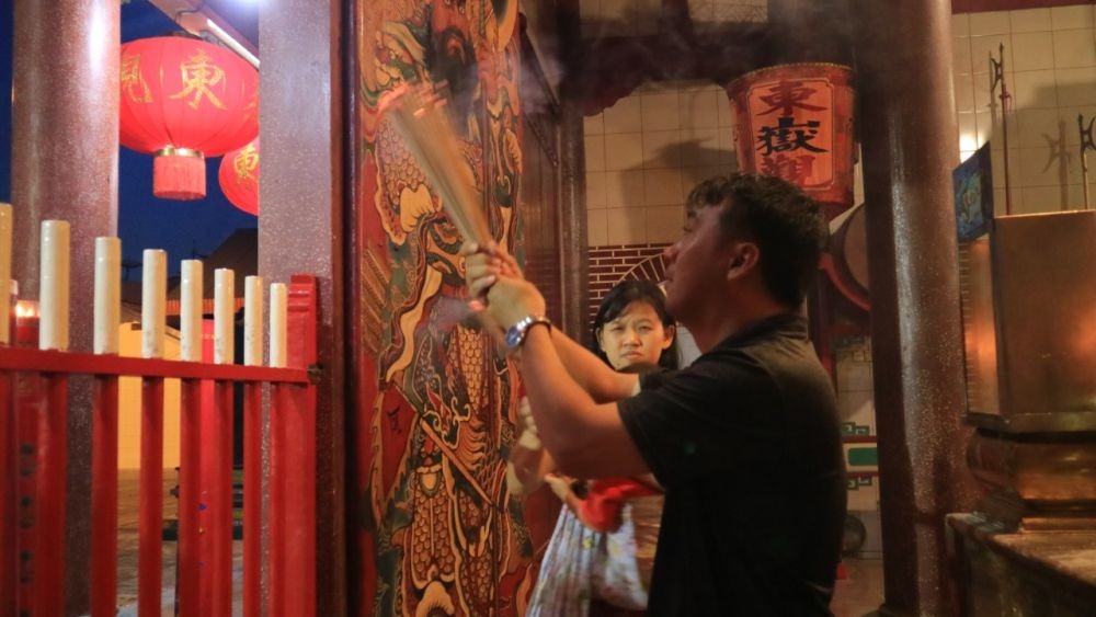 Warga Tionghoa Rayakan Imlek dengan Suka Cita di Vihara Gunung Timur 