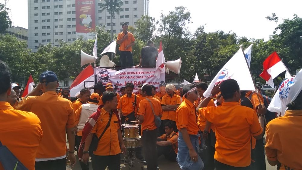 Pegawai PT Pos Indonesia Berunjuk Rasa di Istana Minta Dibayar Gaji