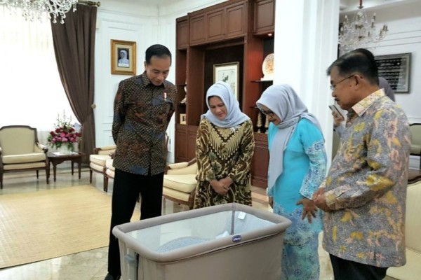 Jokowi Jenguk Cucu ke-15 Wapres Jusuf Kalla yang Baru Lahir