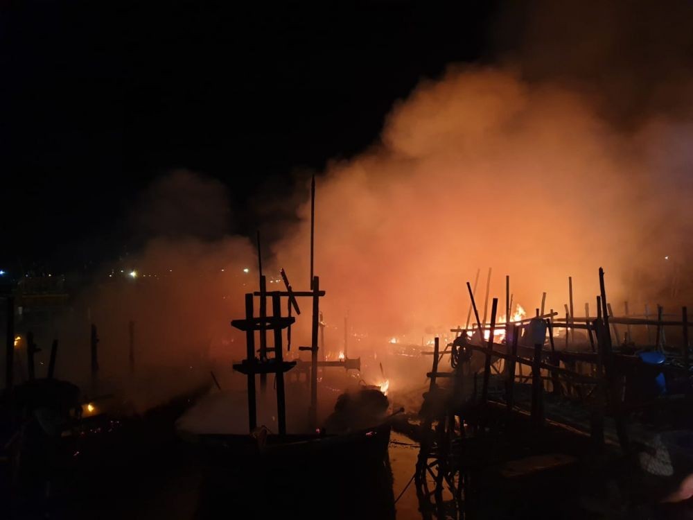 Korsleting Listrik, Tiga Kapal Nelayan di Tuban Hangus Terbakar