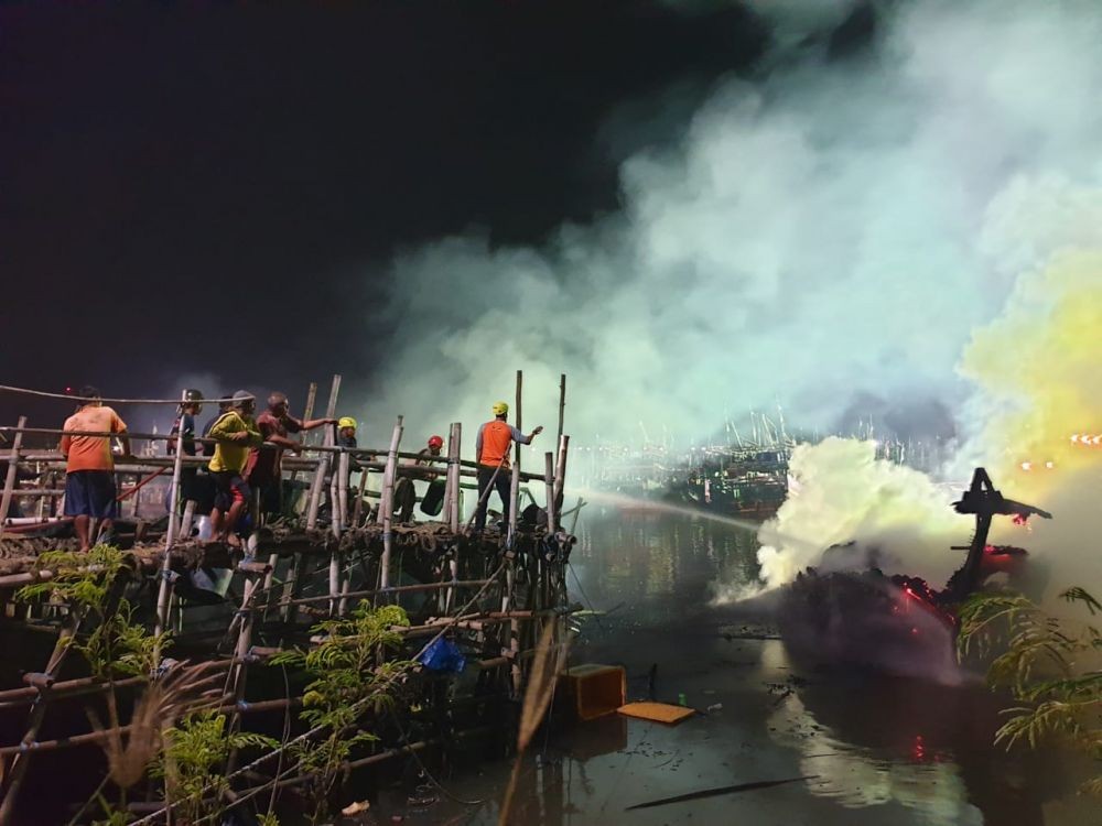 Korsleting Listrik, Tiga Kapal Nelayan di Tuban Hangus Terbakar