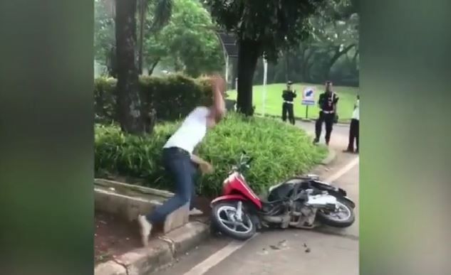 Pemuda Ini Ngamuk dan Hancurkan Motornya saat Ditilang Polisi