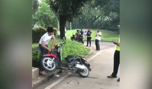 Viral! Ditilang Polisi, Pria Ini Malah Hancurkan Motornya Sendiri
