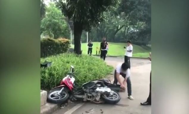 Pemuda Ini Ngamuk dan Hancurkan Motornya saat Ditilang Polisi
