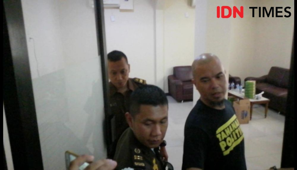 Sidang Perdana di PN Surabaya, Dhani Pakai Kaus 'Tahanan Politik'