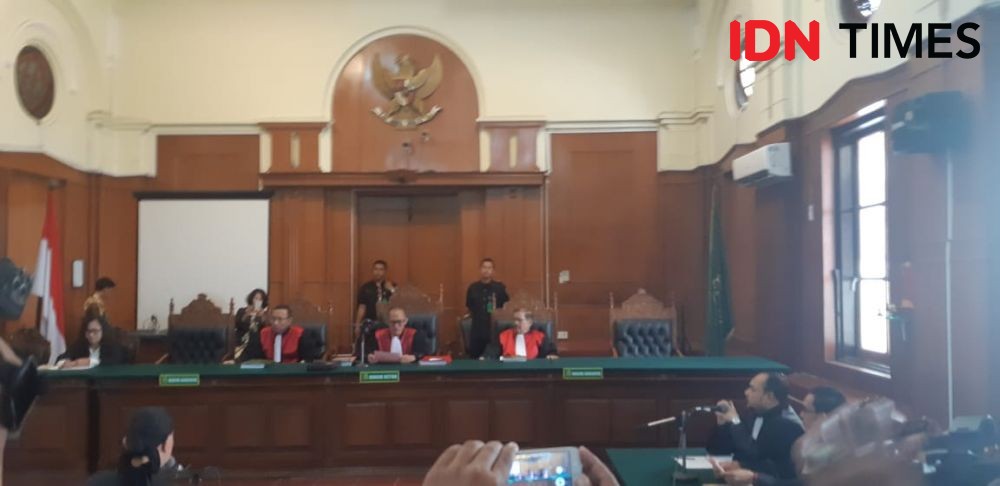 Sidang Perdana di PN Surabaya, Dhani Pakai Kaus 'Tahanan Politik'