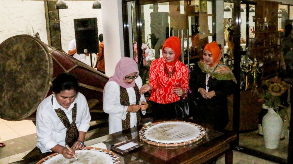 Iriana Jokowi Borong Produk Kerajinan Jabar di Gerai Dekranasda