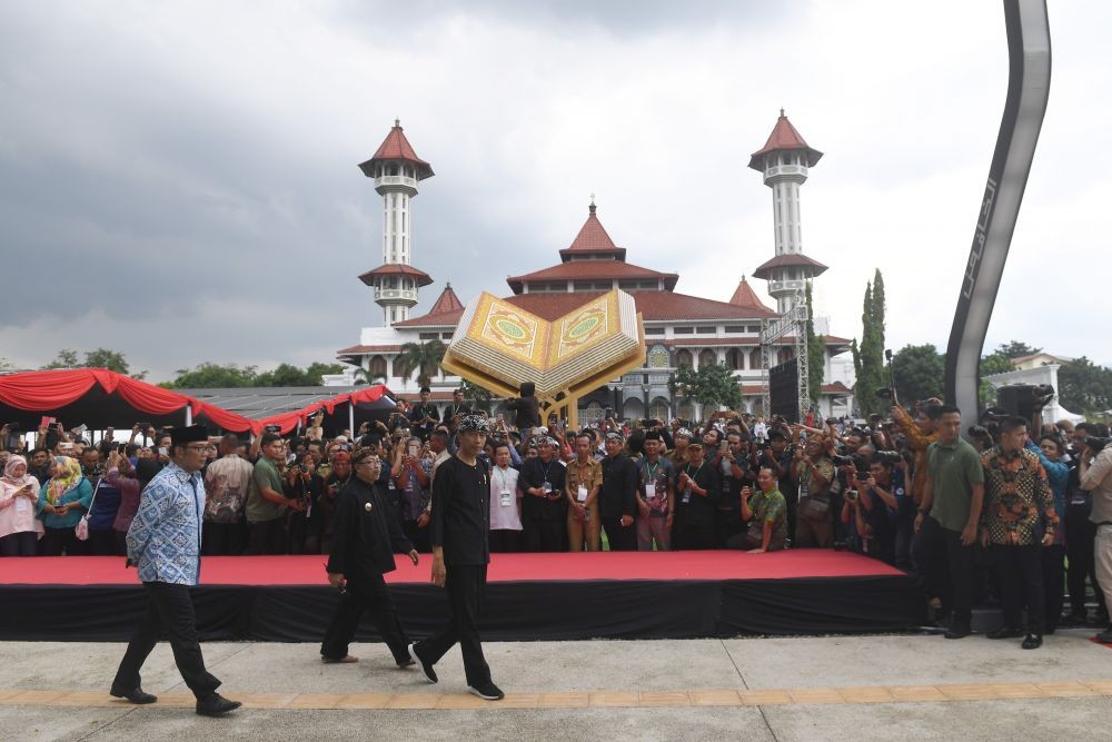 Jokowi Serahkan SK Pemanfaatan Hutan Rakyat untuk 8.900 KK di Cianjur