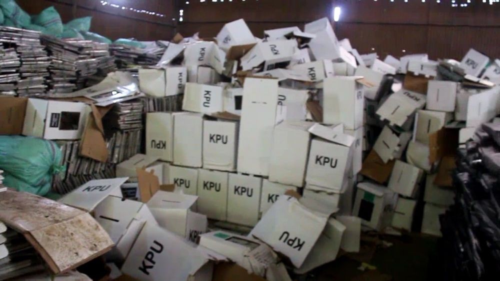 Ratusan Kotak Suara di Gudang Logistik KPU Kabupaten Cirebon Rusak