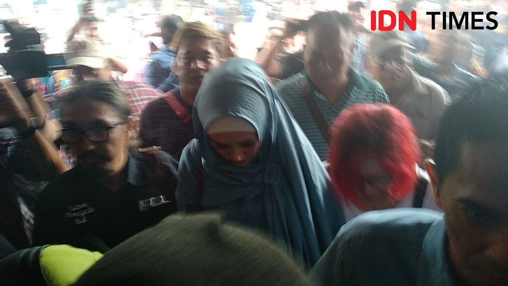 Mulan Jameela Jenguk Ahmad Dhani di Rutan Klas 1 Surabaya