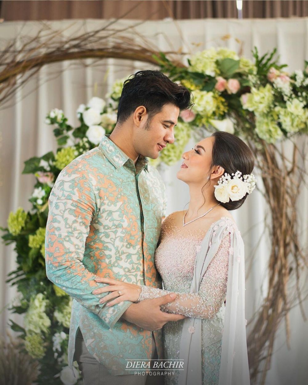 10 Momen Syahdunya Upacara Pertunangan Ammar Zoni Dan Irish Bella