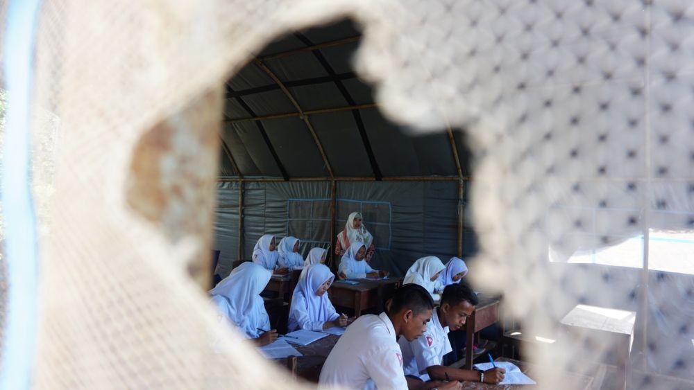 Tiga Ruang Kelas Roboh, Puluhan Siswa Jember Belajar di Tenda Darurat