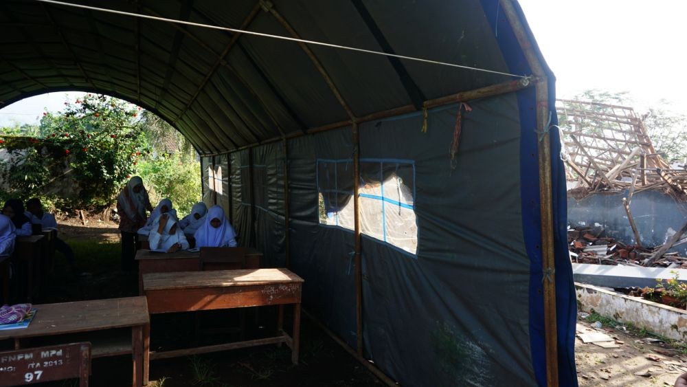 Tiga Ruang Kelas Roboh, Puluhan Siswa Jember Belajar di Tenda Darurat
