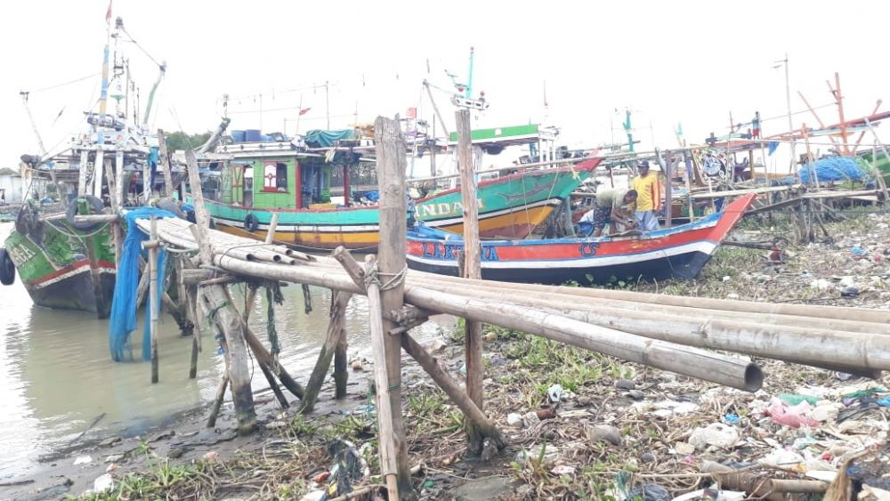 Diterjang Ombak Besar, Kapal Nelayan Terbalik di Perairan Karawang