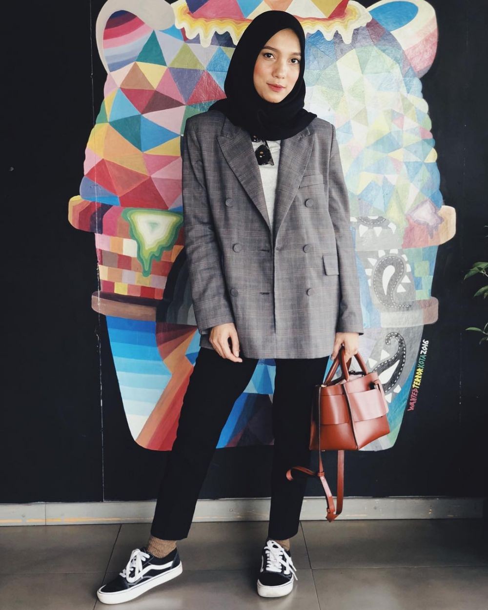 8 Inspirasi Edgy Chic OOTD Dengan Hijab Gayanya Millenial Nih