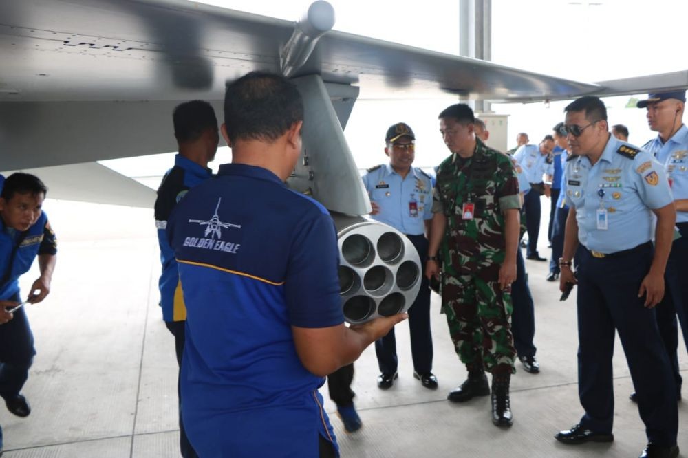 Penerbang Tempur TNI AU Uji Bom Buatan Dalam Negeri