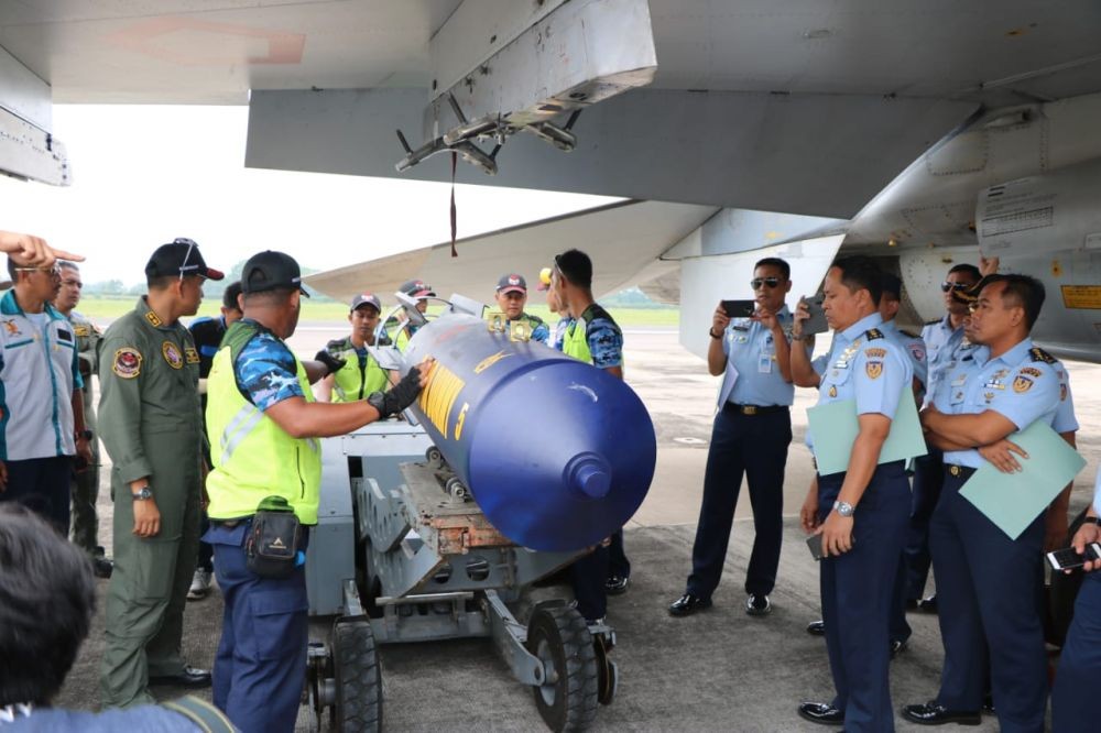 Penerbang Tempur TNI AU Uji Bom Buatan Dalam Negeri