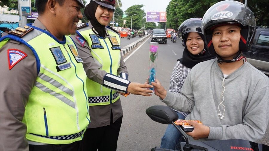 Valentine Day, Polisi Beri Cokelat dan Bunga bagi Pengendara