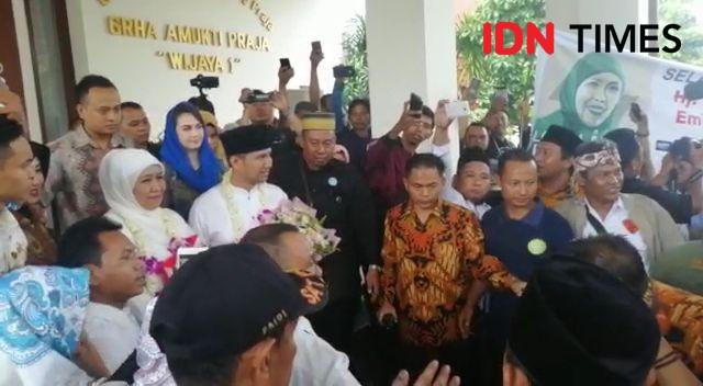 Tiba di Jatim, Puluhan Relawan Sambut Khofifah-Emil di Bandara