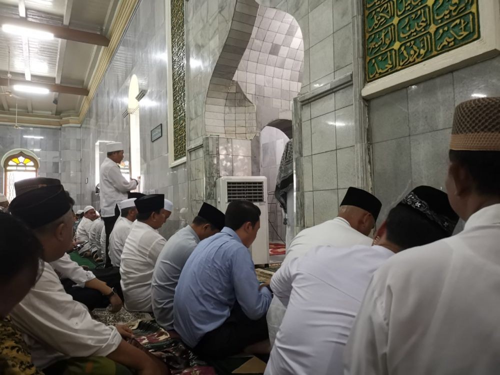 Prabowo Tetap Salat Jumat di Masjid Agung Semarang Meski Ada Larangan
