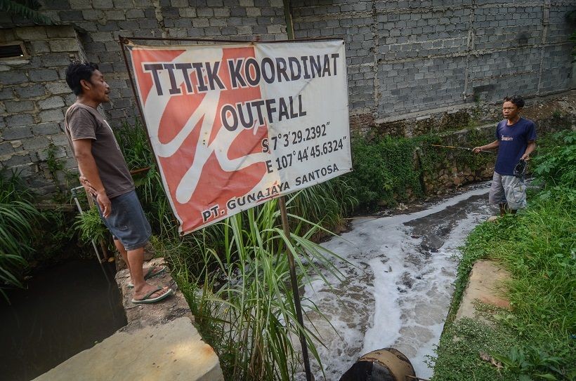 Viral! Air Kali Mookervart Kota Tangerang Berwarna Merah