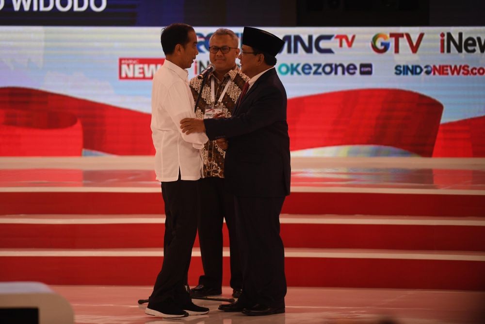Bakar Alat Kampanye Prabowo-Sandi, Pria Ini Rekam dan Unggah di Medsos