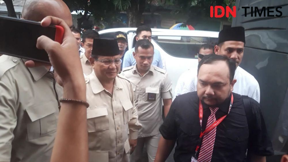 Prabowo Kunjungi Ahmad Dhani yang Ditahan di Rutan Klas 1 Surabaya