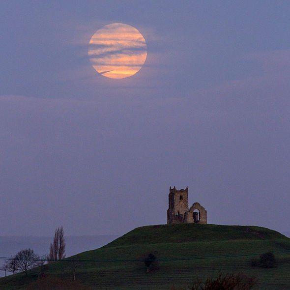 10 Foto Supermoon Paling di Seluruh Dunia, Indonesia Gak Kalah Keren