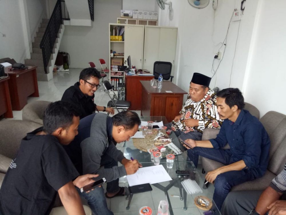 Bakar Alat Kampanye Prabowo-Sandi, Pria Ini Rekam dan Unggah di Medsos