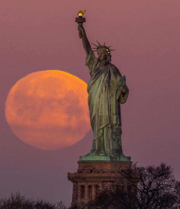 10 Foto Supermoon Paling di Seluruh Dunia, Indonesia Gak Kalah Keren