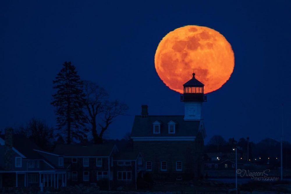 10 Foto Supermoon Paling di Seluruh Dunia, Indonesia Gak Kalah Keren